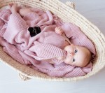 Kocyk całoroczny z falbanką - pudrowy róż / Lullalove