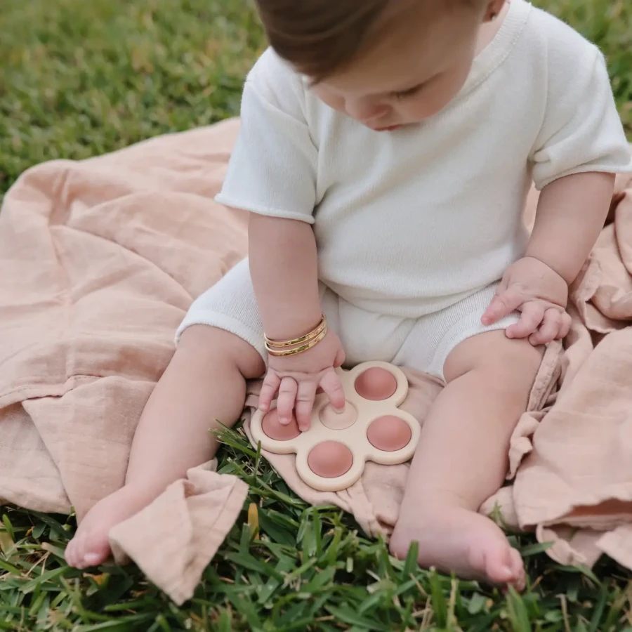 Kwiatek Press Toy - rose, blush, shifting sand / Mushie