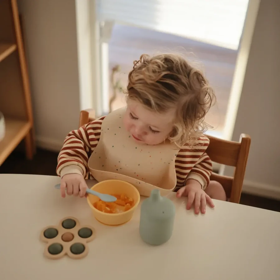Kwiatek Press Toy - dried thyme, natural, sand / Mushie
