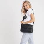 4820-joissy-organizer-do-wozka-listonoszka-midi-black-czarna-na-modelce-opakowanie-na-smoczek.jpg