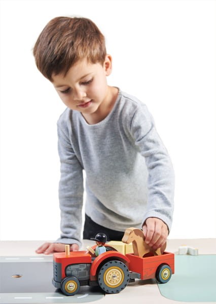 Drewniany traktor z przyczepą i akcesoriami / Tender Leaf Toys