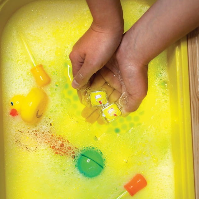 Glo Pals zestaw 4 kostek sensorycznych świecących w wodzie - Abby z serii Ulica Sezamkowa