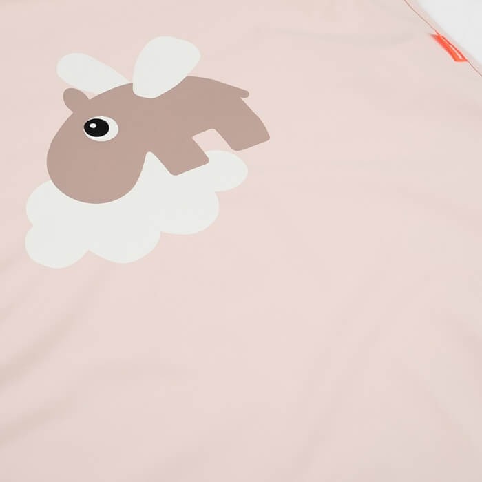 Wodoodporny fartuszek dla dziecka Happy Clouds Powde / Done by deer