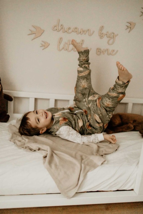 Dwustronny śpiworek z nóżkami - Vintage Animals Almond - Cream / Sleepee