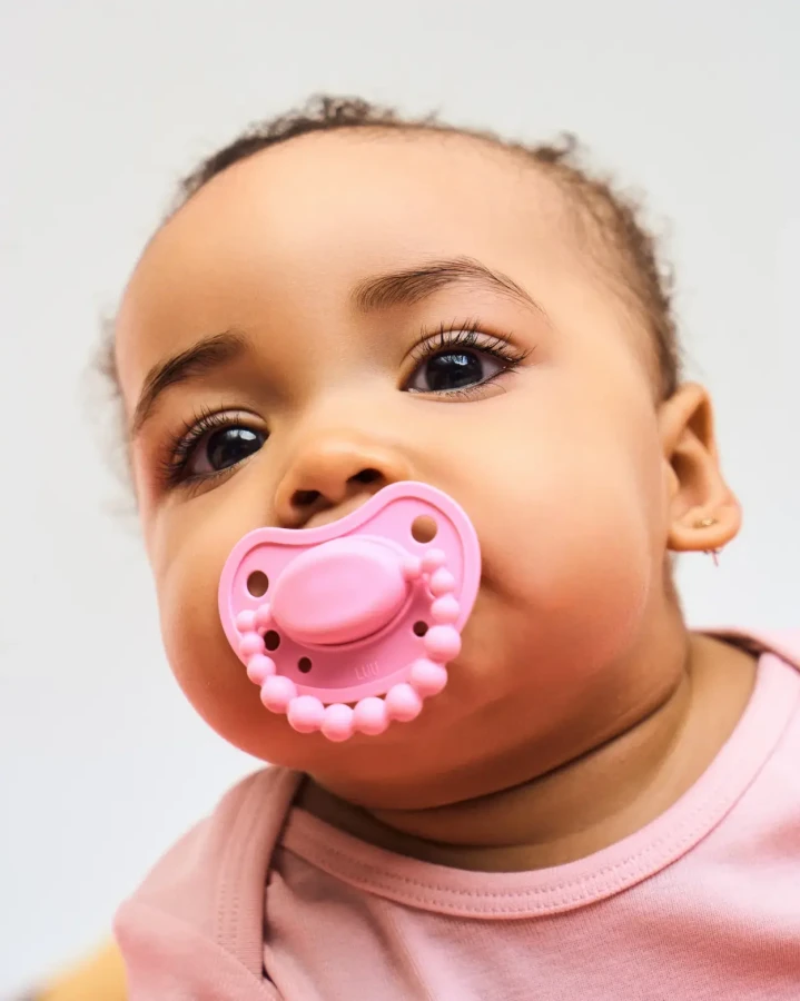 Smoczek pozycjonujący - Pink A Boo / LUU Kids