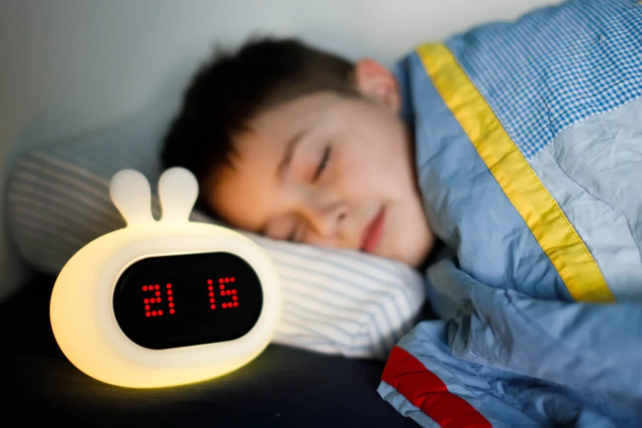 Silikonowa lampka nocna z budzikiem GIOrabbit / InnoGIO