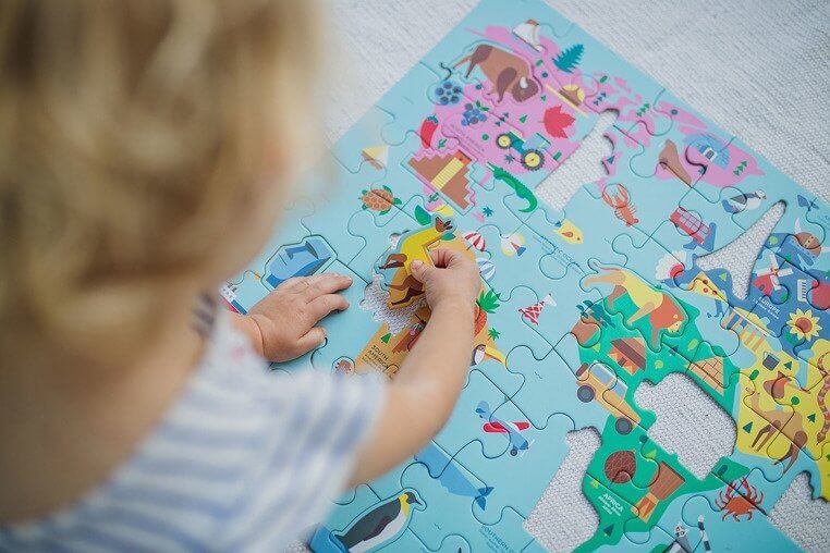 Puzzle Mapa Świata z elementami w kształcie budynków i zwierząt 5+ / Mudpuppy