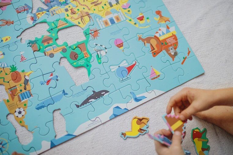 Puzzle Mapa Świata z elementami w kształcie budynków i zwierząt 5+ / Mudpuppy