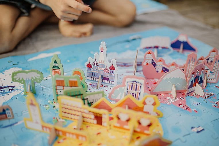 Puzzle z figurami 3d prezentującymi różne budowle świata