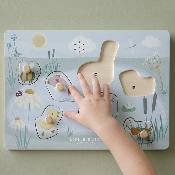 Puzzle drewniane z gąską i malutką dziecięcą rączką wyjmującą elementy