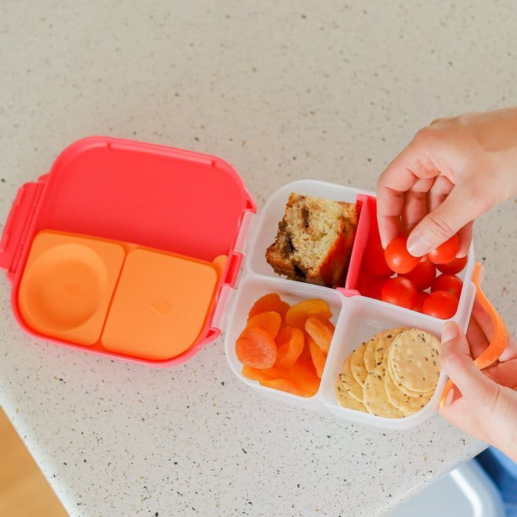 Mini lunchbox z przegródkami i jedzeniem w środku