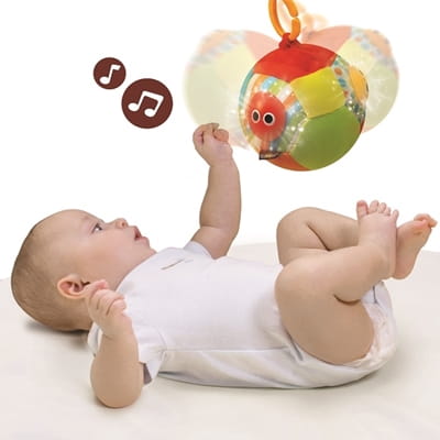 Dziecko bawi się muzyczną piłką ze światełkami