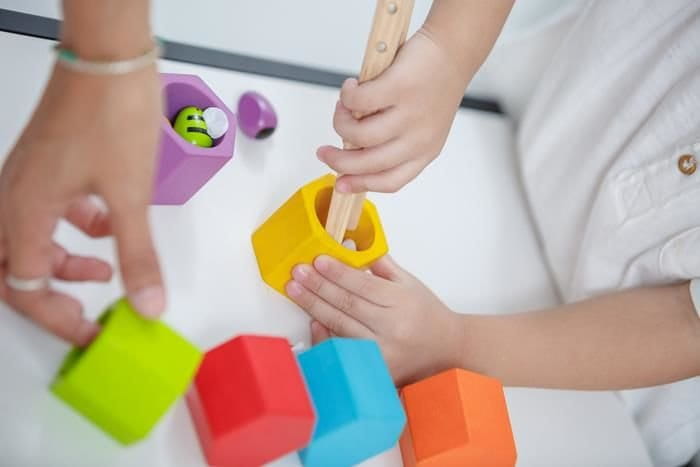 Drewniany plaster miodu z pszczółkami - gra zręcznościowa