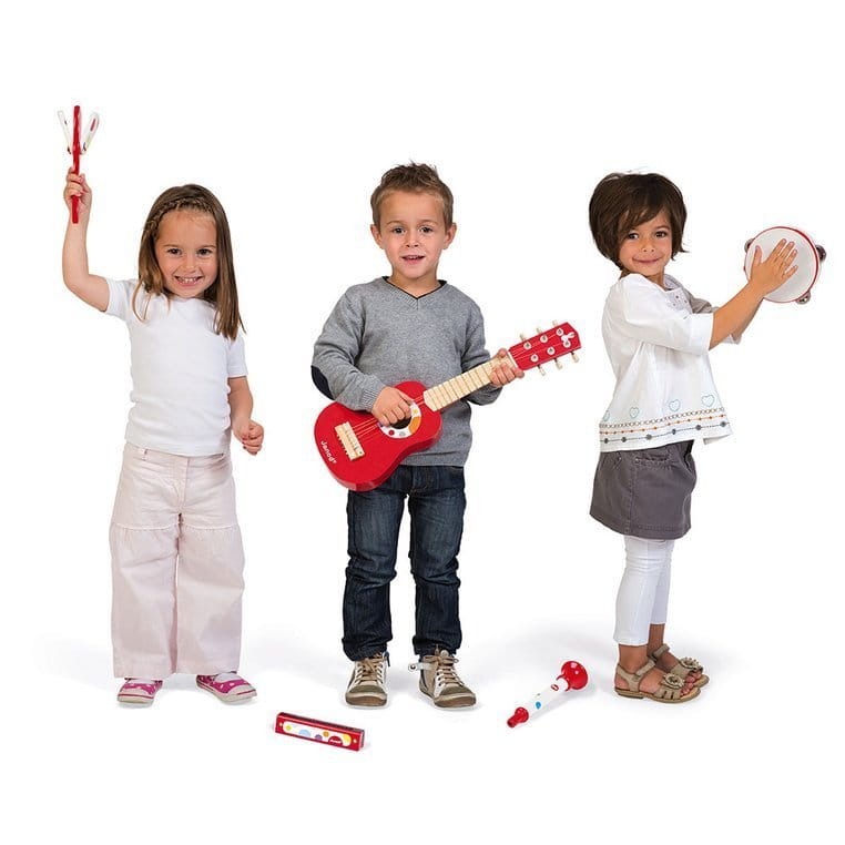 Trójka dzieci stoi z instrumentami muzycznymi - dziewczynka z długimi włosami ma kastaniety, chłopiec w środku - gitarę, a druga dziewczynka tamburyn