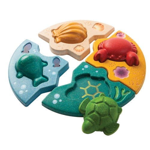 Kolorowe 4 puzzle oraz 4 morskie zwierzątka: żółw, rybka, krab oraz morska muszelka